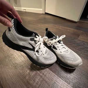 Brooks Revel 5 size 8